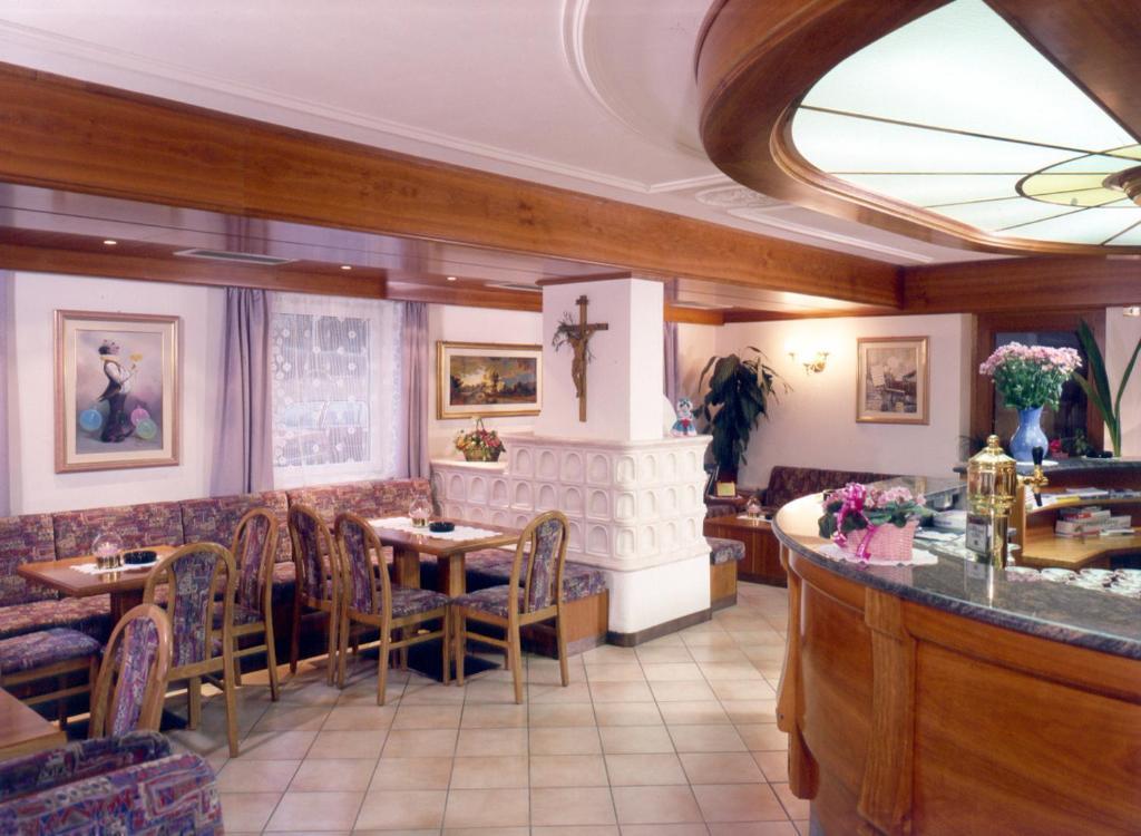 Hotel Villa Mozart Pozza di Fassa Bagian luar foto