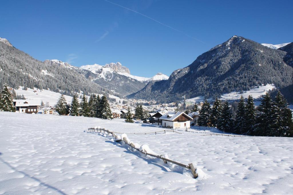 Hotel Villa Mozart Pozza di Fassa Bagian luar foto