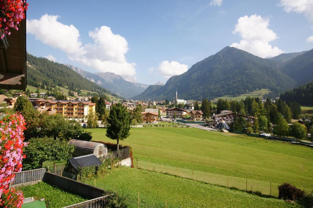 Hotel Villa Mozart Pozza di Fassa Bagian luar foto