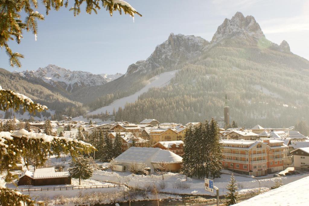 Hotel Villa Mozart Pozza di Fassa Bagian luar foto