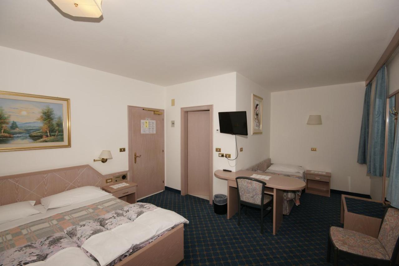Hotel Villa Mozart Pozza di Fassa Bagian luar foto