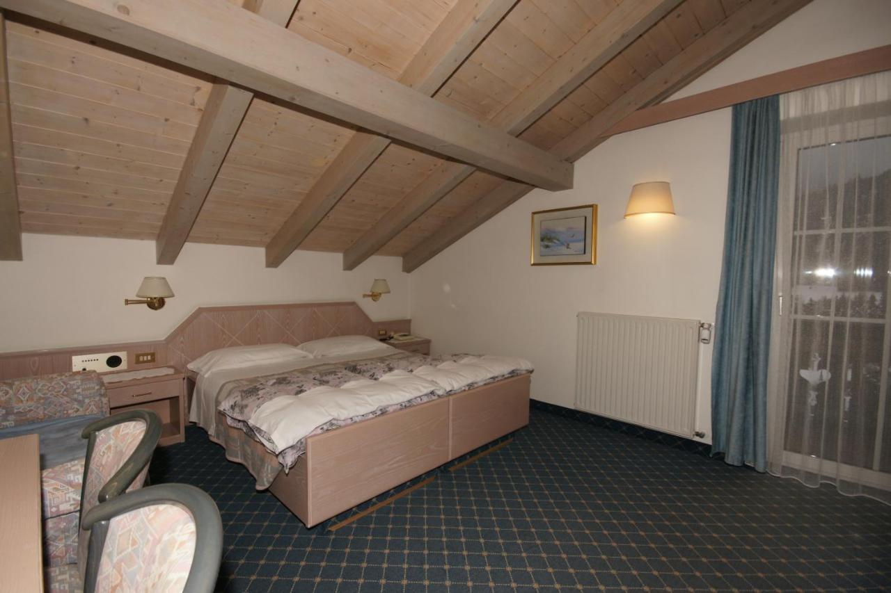 Hotel Villa Mozart Pozza di Fassa Bagian luar foto