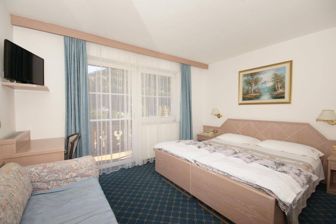 Hotel Villa Mozart Pozza di Fassa Bagian luar foto