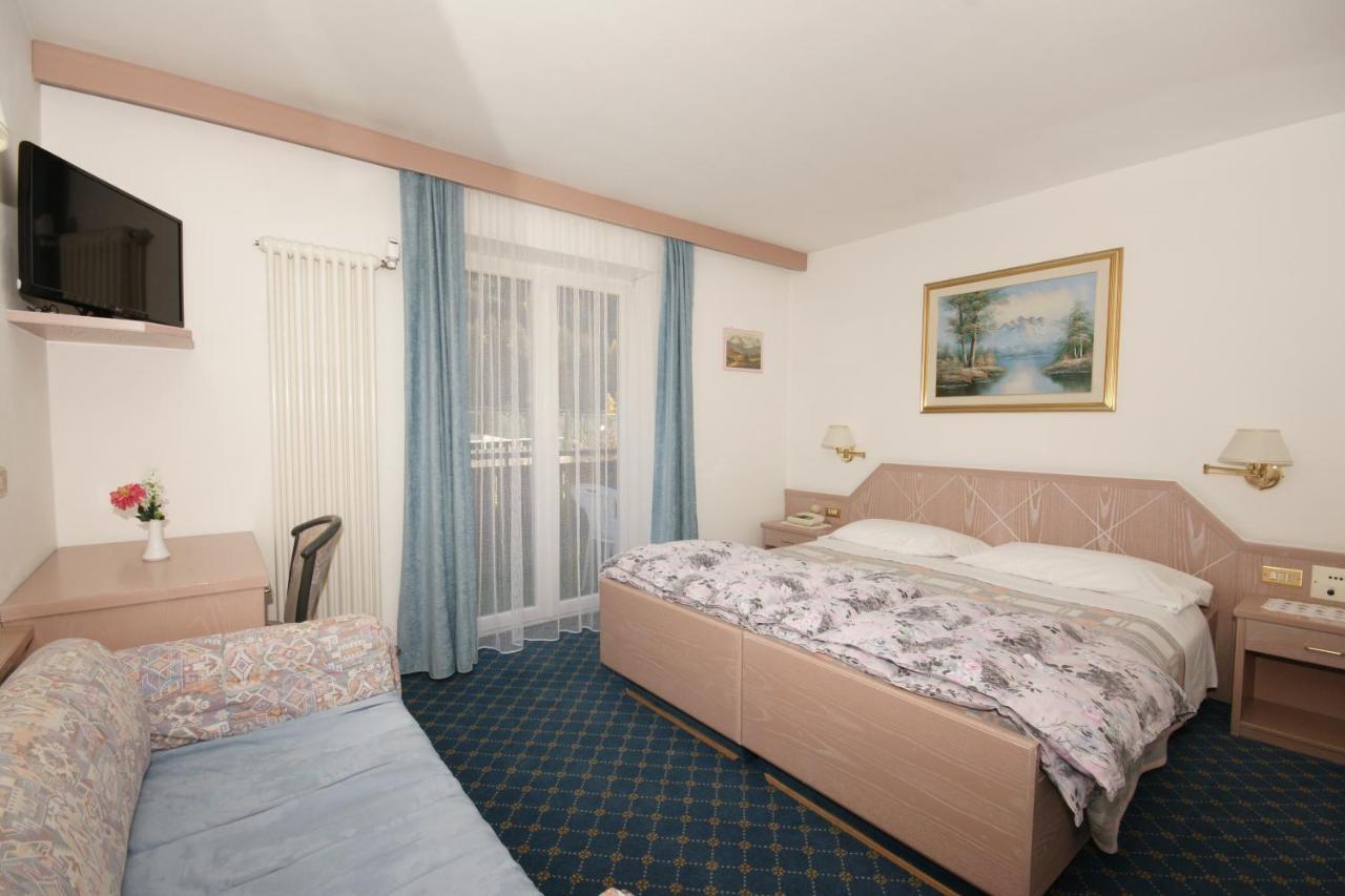 Hotel Villa Mozart Pozza di Fassa Bagian luar foto