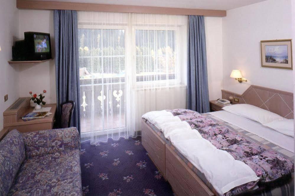Hotel Villa Mozart Pozza di Fassa Bagian luar foto